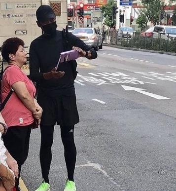 복면금지법 발표 날 검은색 마스크를 쓰고 거리에 등장한 주윤발 / 인스타그램