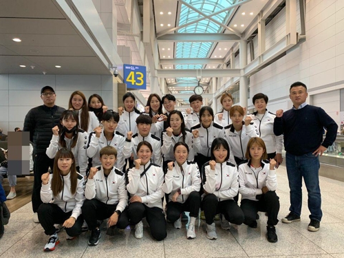 7일 출국에 앞서 기념 촬영을 한 여자하키 대표팀.