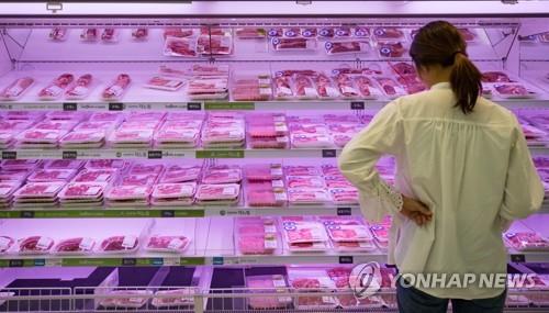 대형마트에서 돼지고기 살펴보는 여성