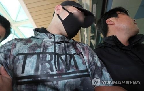 '뺑소니 사건' 카자흐스탄 피의자 진해경찰서 압송