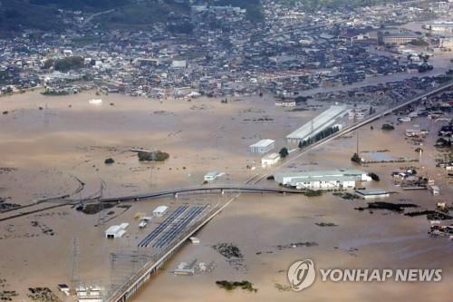 일본 나가노현 나가노시 일대가 13일 태풍 '하기비스'의 영향으로 큰 비가 내려 넘친 강물에 잠겨 있다.[EPA=연합뉴스 자료사진]