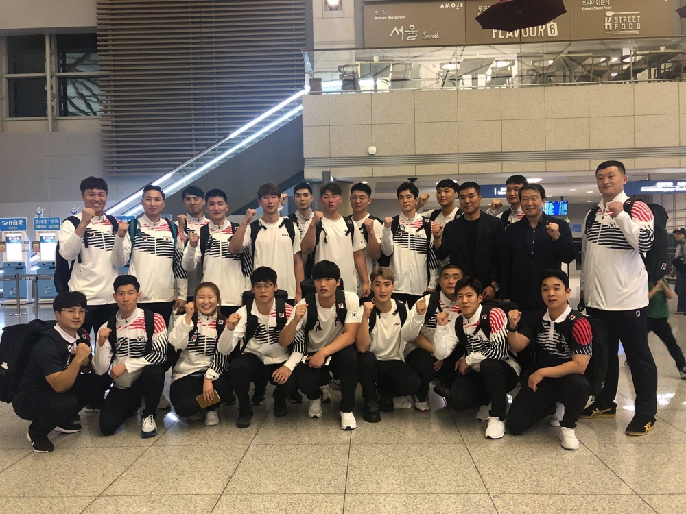 15일 출국에 앞서 기념촬영을 한 남자 핸드볼 대표팀.