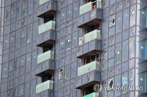지난해 태풍으로 파손된 엘시티 유리