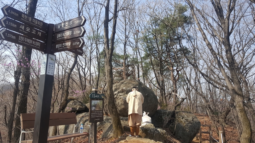 한양삼십리 누리길에 있는 합격바위
