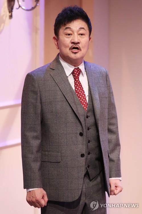 (서울=연합뉴스) 진연수 기자 = 배우 박준규가 24일 오후 서울 종로구 대학로자유극장에서 열린 연극 '테너를 빌려줘' 프레스콜에서 주요 장면을 시연하고 있다. 2019.10.24