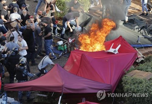 29일 헤즈볼라 지지자들이 베이루트의 반정부 시위대를 공격했다.