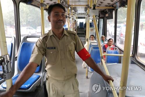 인도 뉴델리 버스에 '여성 안전' 위해 배치된 보안관