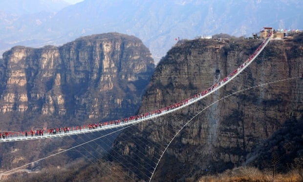 세계에서 가장 긴 유리 다리인 훙야구 유리 다리