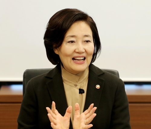 연합뉴스와 인터뷰하는 박영선 중기부 장관