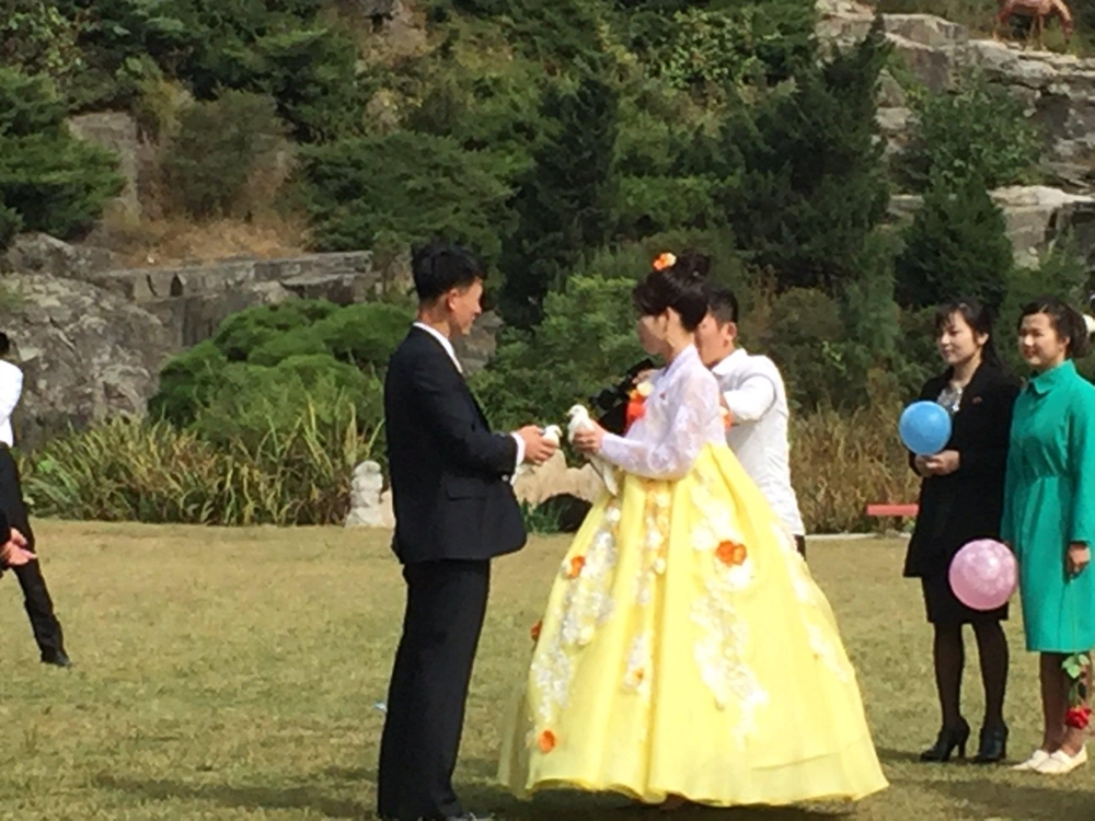 북한 평양 모란봉 공원에서 웨딩촬영을 하는 커플