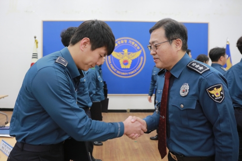 기동부대원들 격려하는 이용표 서울경찰청장(오른쪽)