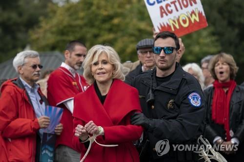 의사당 경찰에 체포되는 제인 폰다