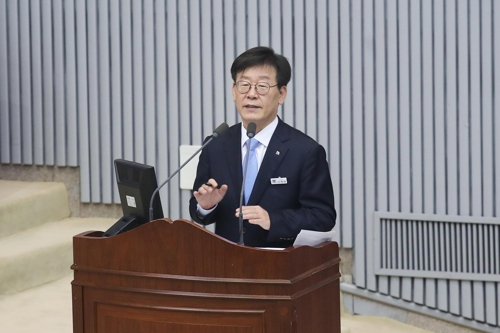 6일 경기도의회에 출석해 도정질문에 답하는 이재명 경기지사