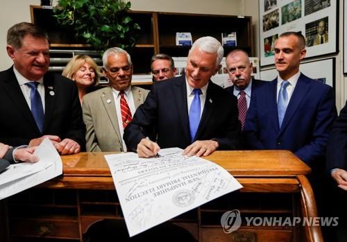 트럼프 미국 대통령의 뉴햄프셔주 후보 등록 대신해주는 펜스 부통령
