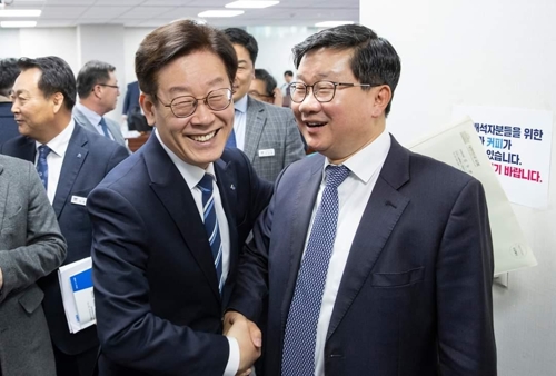 8일 예산정책협의회에서 만난 이재명 지사와 전해철 의원