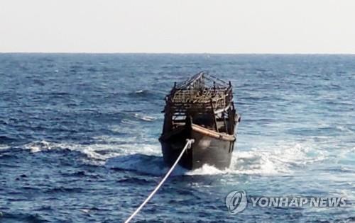 인계되는 북측 목선