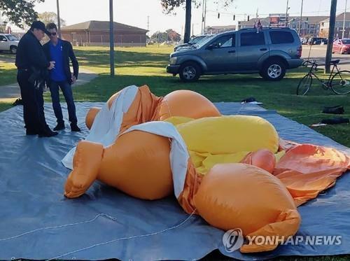 흉기 공격을 받아 바람이 빠진 '베이비 트럼프'