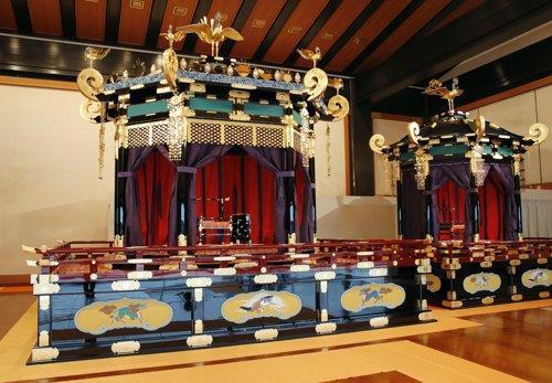 (도쿄 교도=연합뉴스) 일본 궁내청이 공개한 '다카미쿠라'(왼쪽)와 '미초다이'. 다카미쿠라는 나라(奈良)시대부터 일왕이 중요 의식이 열릴 때 사용하는 장막을 갖춘 좌석이다. 미초다이는 왕비가 쓴다. 