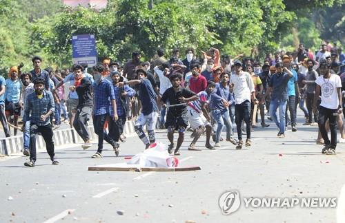 인도 힌두교도 시위대가 지난 1월 3일 케랄라주에서 여성의 유명 사원 진입에 항의하며 경찰을 향해 돌을 던지고 있다. [AFP=연합뉴스]