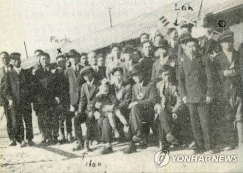 재법한국민회가 1920년 3월 1일 프랑스 쉬프에서 개최한 3·1운동 1주년 기념식. 프랑스 유학생 나기호의 회고록 '비바람이 몰아쳐도'(1982·양서각)에 수록된 사진이다. 