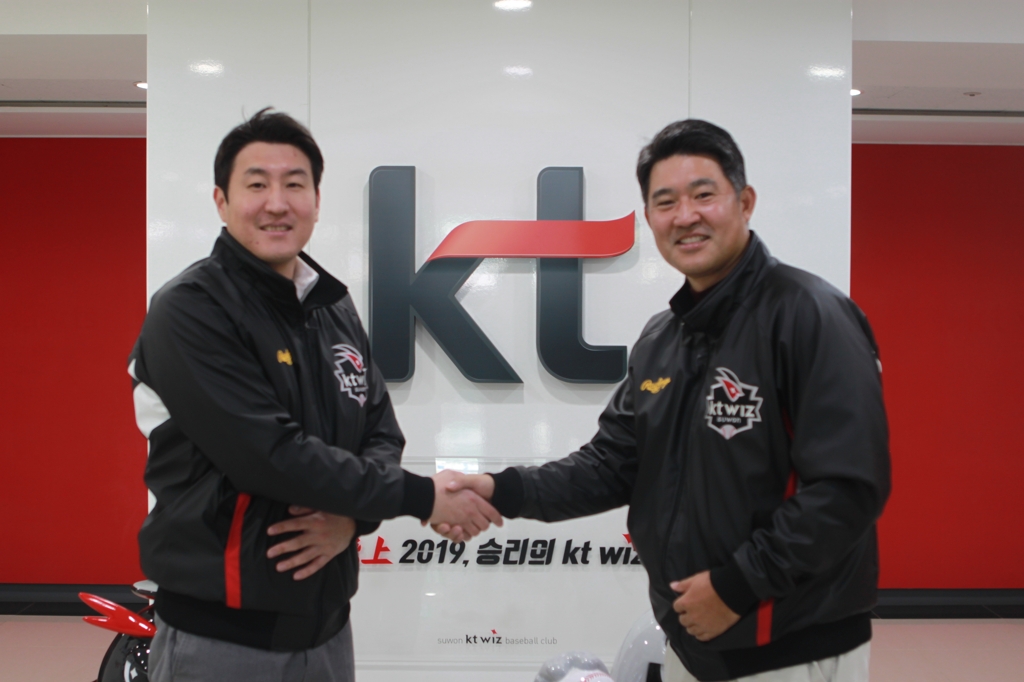 FA 계약한 유한준(왼쪽)과 이숭용 kt wiz 단장