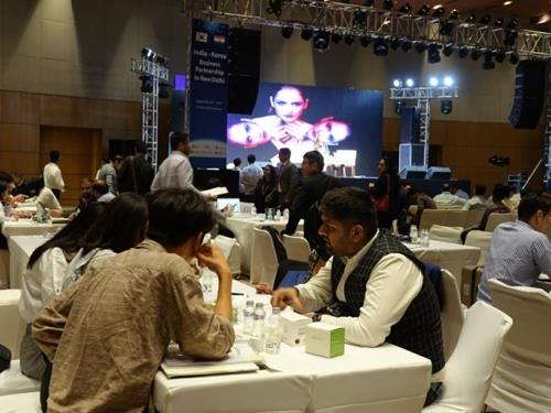 2019년 9월 26일 인도 뉴델리에서 열린 '한-인도 비즈니스 파트너십' 행사에서 한국 기업 담당자와 인도 바이어가 상담하고 있다. [연합뉴스 자료사진]