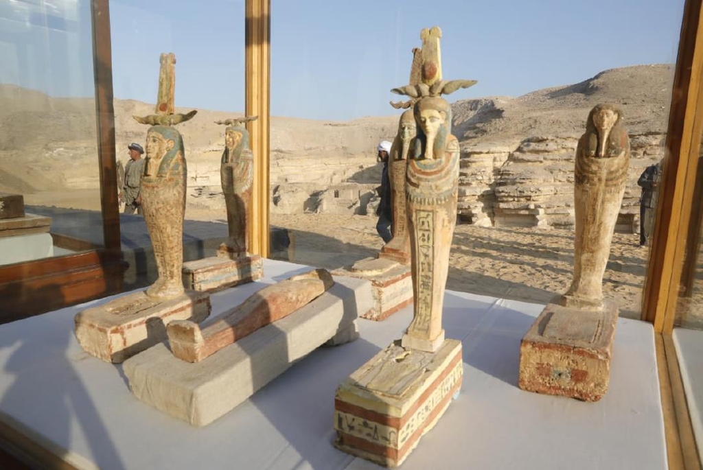 이집트 사카라에서 발굴된 고대 조각상들