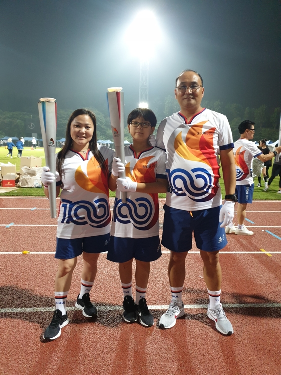 제100회 전국체전 최종주자 100명에 뽑힌 뒤 잠실종합운동장에서 기념촬영.