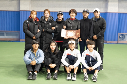 명지대 제자들과 함께 기념 촬영을 하는 신순호 감독.
