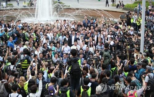 구호 외치는 홍콩 구의원 당선자들과 시민들