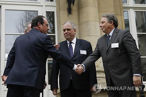 프레데릭 다르델 파리 데카르트대학의 전 총장(오른쪽)이 2015년 1월 프랑수아 올랑드 전 프랑스 대통령과 악수하고 있다. [EPA=연합뉴스] 