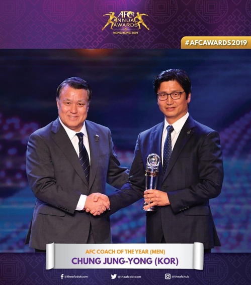 시상식에 참석해 트로피 받은 정정용 감독