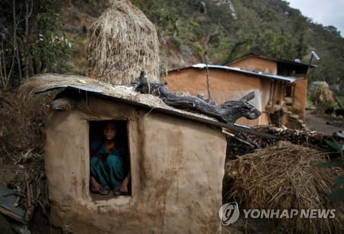 네팔 여성이 생리 기간에 격리되는 오두막