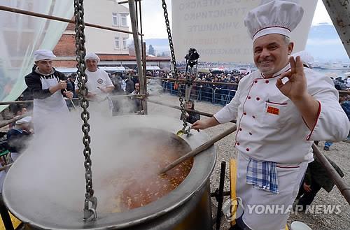 북마케도니아의 한 요리사가 2013년 1월 1만1천명 분량의 생선 스튜를 만들어 기네스북 신기록을 세운 뒤 OK 표시를 하고 있다. [EPA=연합뉴스] 