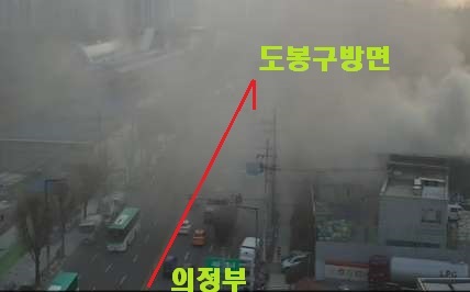 서울 도봉구 음식물중간처리장서 불…인근 도로로 연기 확산