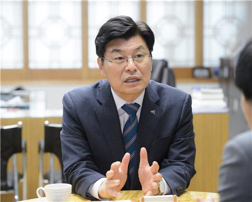 인터뷰하는 이춘희 세종시장