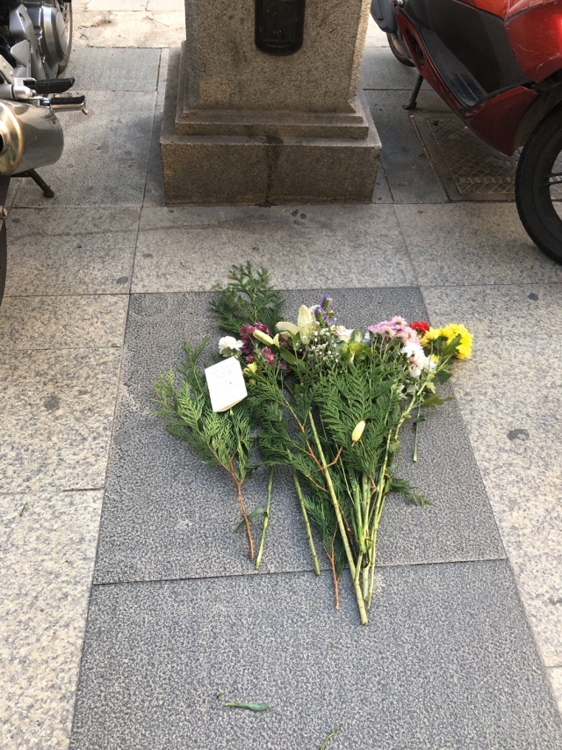 이지현 씨가 숨진 스페인 마드리드 관광청 건물 앞에 추모 꽃이 놓여 있다.