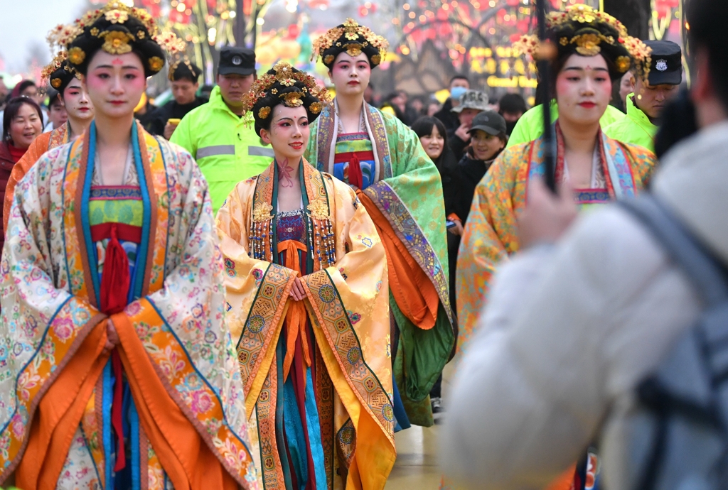 The actors are performing ancient costume shows at the Grand Tang Mall.