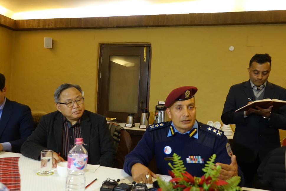 네팔 눈사태 실종자 구조 총책임자인 카르키 경찰서장