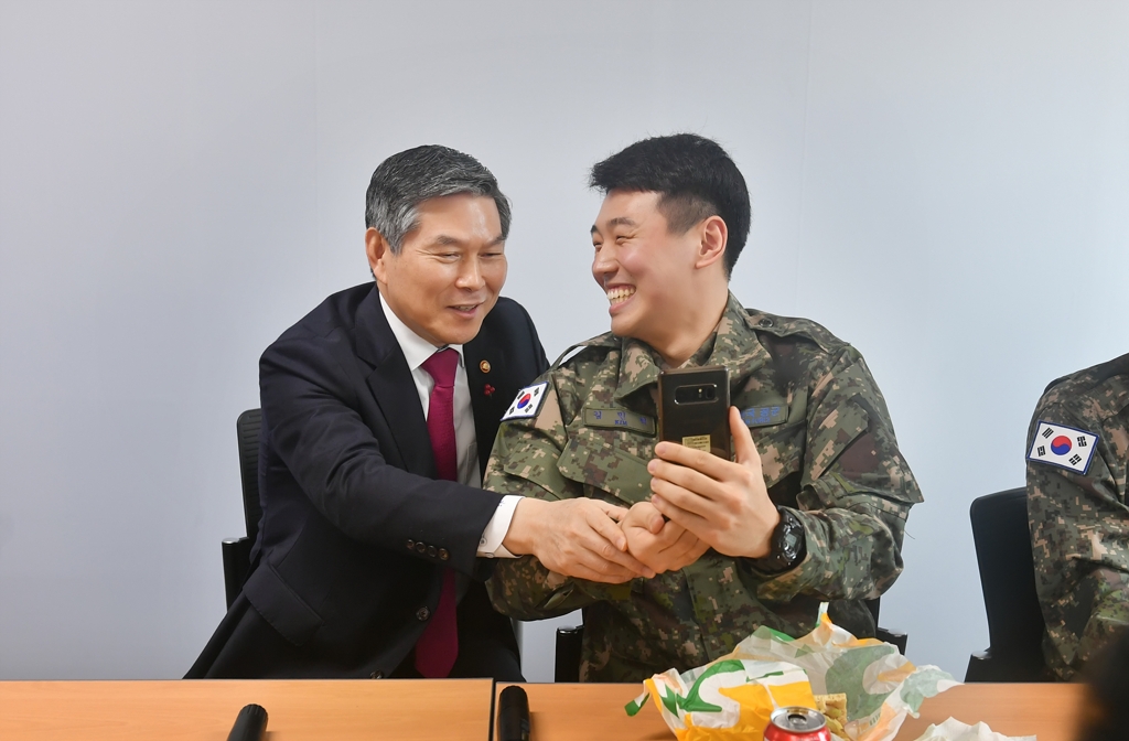 정경두 국방부 장관, 병사 부모와 영상통화
