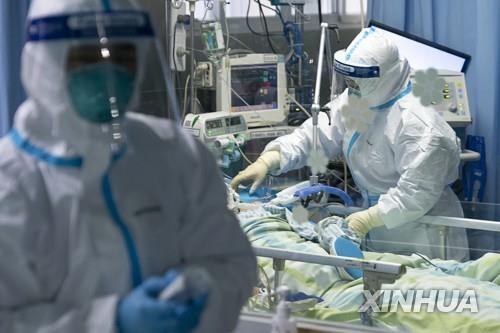 중국 우한의 한 병원에서 환자를 돌보는 의료진[신화=연합뉴스 자료사진]