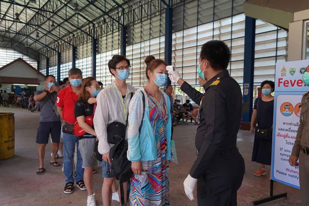 캄보디아에서 태국으로 육로입국하는 중국인 관광객들이 발열 검사를 받는 모습