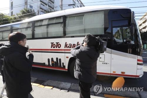 (도쿄 AP=연합뉴스) 중국 우한(武漢)시에 머물다 전세기를 타고 일본으로 돌아온 일본인을 태운 버스가 29일 일본 국립국제의료연구센터에 도착하고 있다.