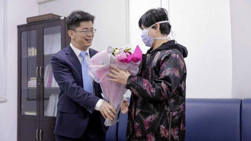 9일 UAE에서 신종코로나에서 완치된 중국인 환자(우)를 축하하는 중국 대사관 영사