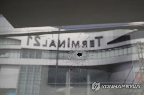 총기 난사 사건이 벌어진 나콘랏차시마 '터미널 21' 쇼핑몰이 총탄에 뚫린 차창에 비친 모습[AP=연합뉴스]