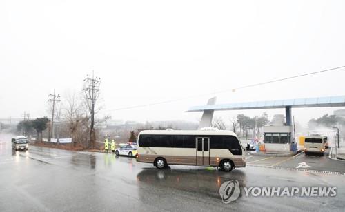 국방어학원 도착한 3차 귀국 교민 버스