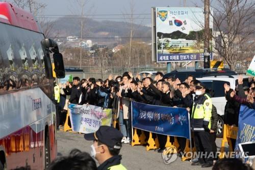 퇴소 우한 교민 환송하는 아산시민들 (아산=연합뉴스) 김연수 기자 = 15일 오전 충남 아산시 초사동 경찰인재개발원 앞에서 아산시민들이 임시생활시설에서 퇴소하는 우한교민 193명을 환송하고 있다.2020.2.15 yskim88@yna.co.kr(끝)