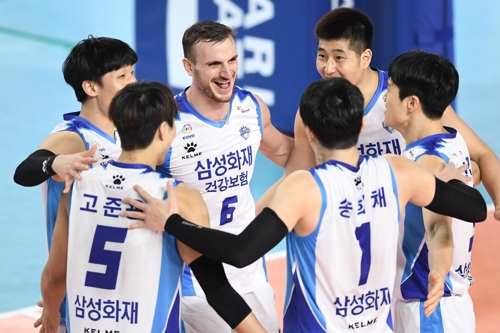기뻐하는 삼성화재 선수들