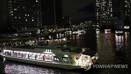 유람선의 일종인 '야카타부네'(屋形船)가 2015년 12월 일본 도쿄도의 한 선착장 주변에 모여 있는 모습. 이 사진은 야카타부네에 관한 이해를 돕기 위한 것이며 사진 속 선박은 이번에 확산한 코로나19와는 무관함. [연합뉴스 자료사진]
