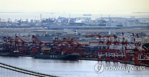 일본의 수출입 창구인 도쿄만의 항구에 다수의 컨테이너가 놓여 있다. [연합뉴스 자료사진]